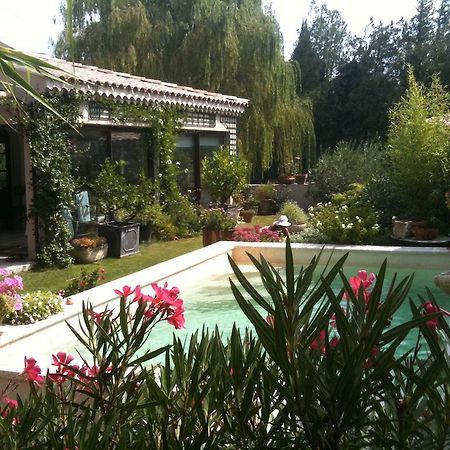 Le Clos Martin Eyragues Exterior photo