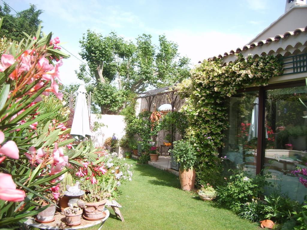 Le Clos Martin Eyragues Exterior photo