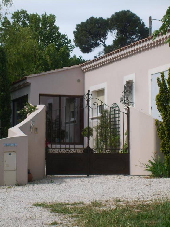 Le Clos Martin Eyragues Exterior photo