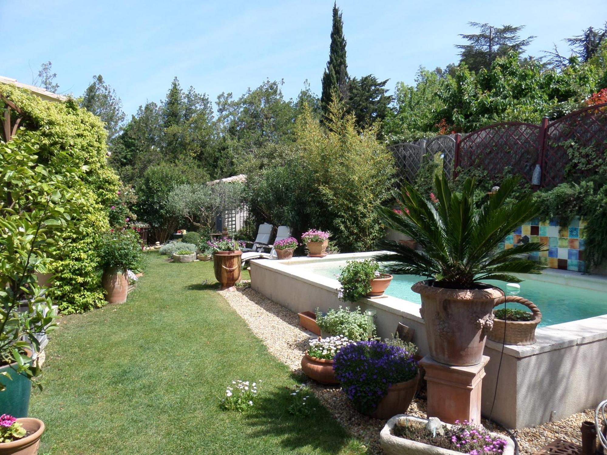 Le Clos Martin Eyragues Exterior photo